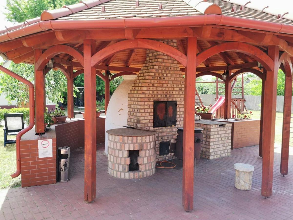 Bed and Breakfast Kamilla Panzió és Rendezvényház Balmazújváros Exterior foto