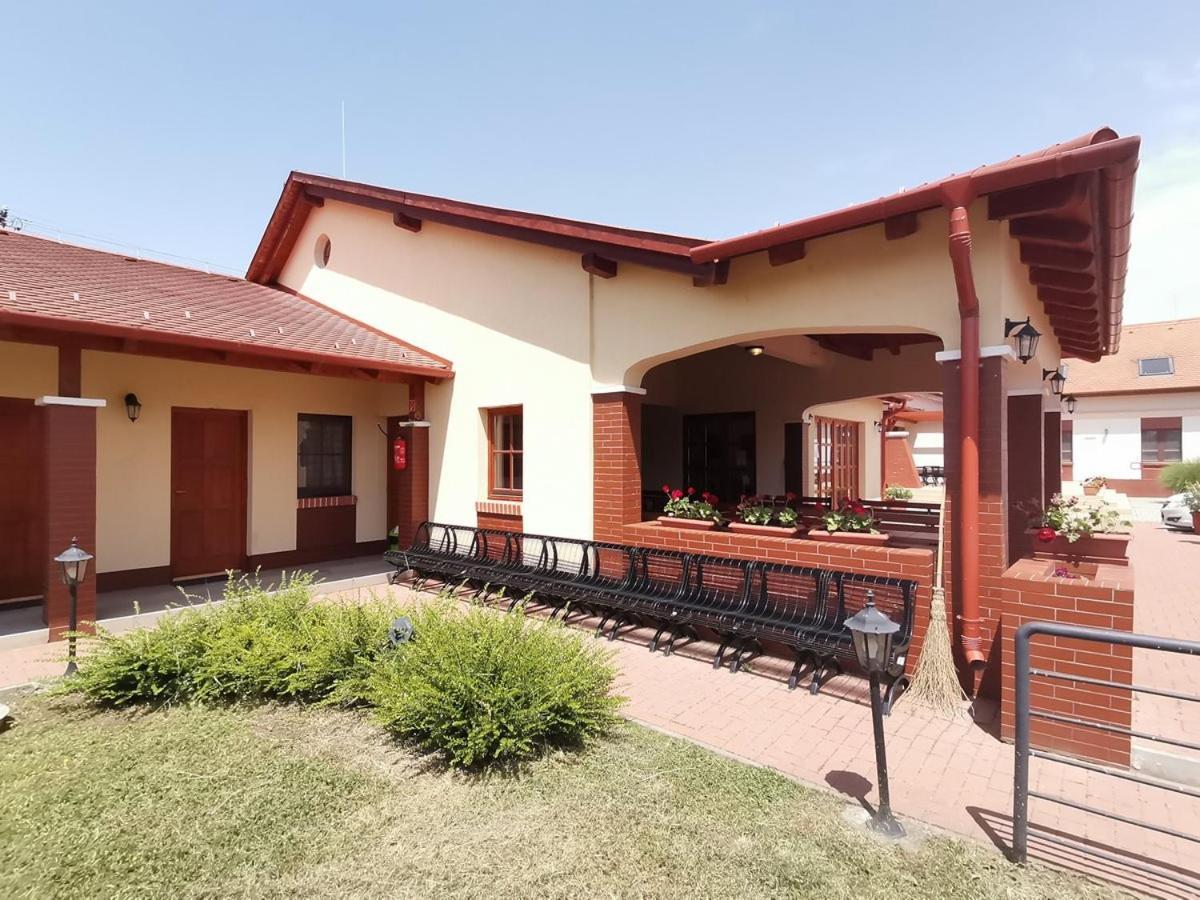 Bed and Breakfast Kamilla Panzió és Rendezvényház Balmazújváros Exterior foto