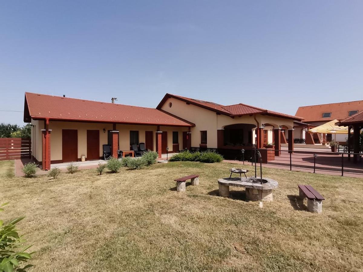 Bed and Breakfast Kamilla Panzió és Rendezvényház Balmazújváros Exterior foto
