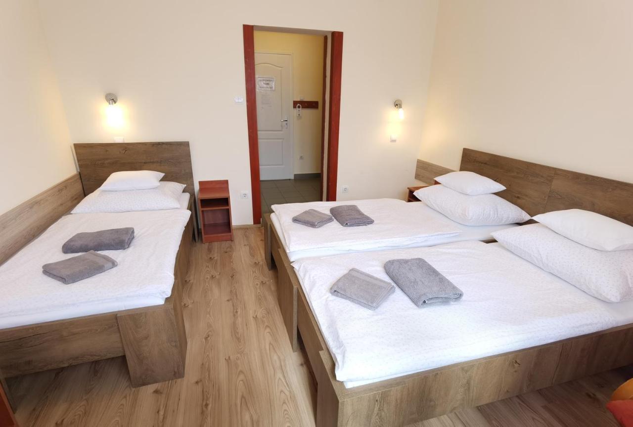 Bed and Breakfast Kamilla Panzió és Rendezvényház Balmazújváros Exterior foto