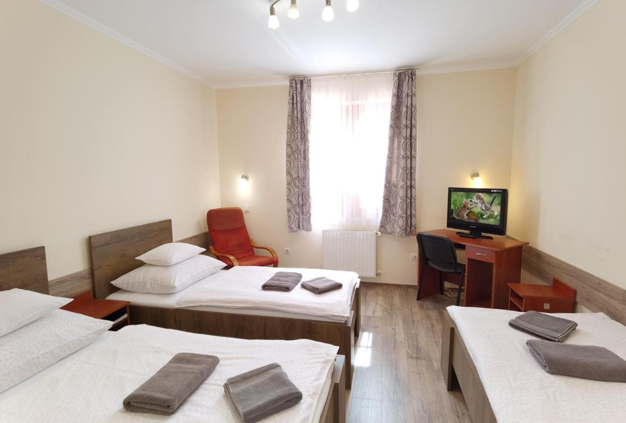 Bed and Breakfast Kamilla Panzió és Rendezvényház Balmazújváros Exterior foto