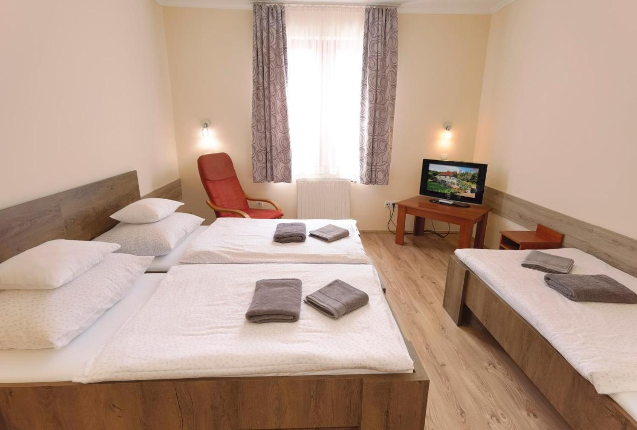 Bed and Breakfast Kamilla Panzió és Rendezvényház Balmazújváros Exterior foto