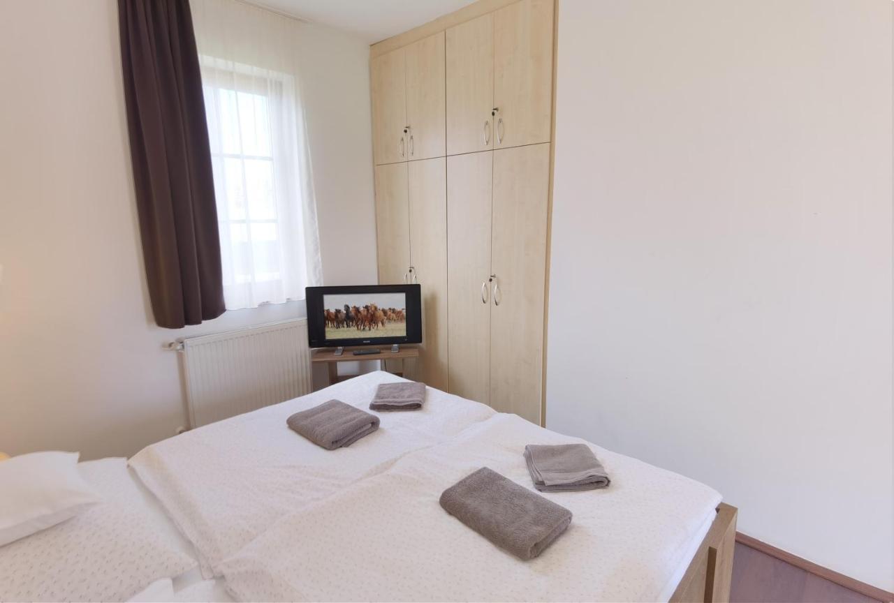 Bed and Breakfast Kamilla Panzió és Rendezvényház Balmazújváros Exterior foto