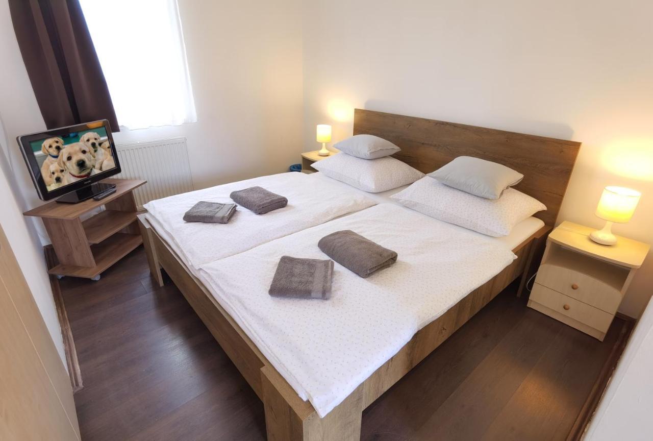 Bed and Breakfast Kamilla Panzió és Rendezvényház Balmazújváros Exterior foto